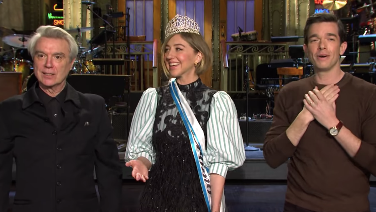 Let's all be jealous of Heidi Gardner for getting to stand in between John Mulaney and David Byrne - The A.V. Club
