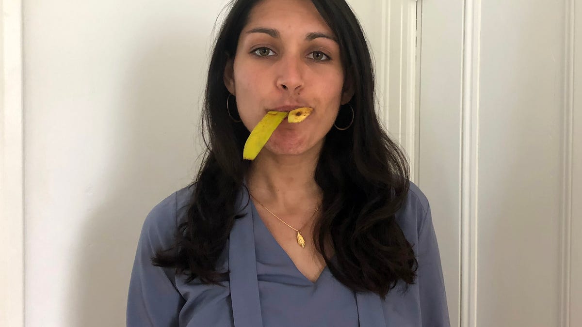 Sexy Woman Can Tie Banana Peel Into Knot With Tongue