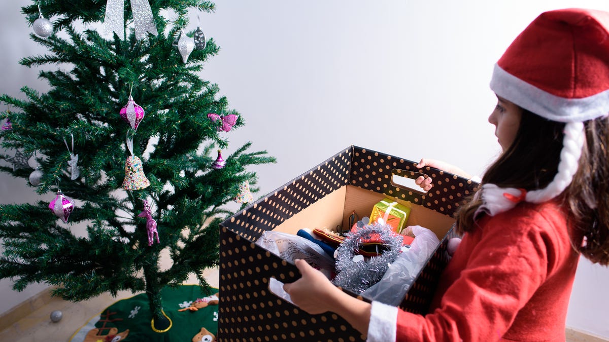 Để đồ chơi cũ dưới gốc cây để ông già Noel giao cho những đứa trẻ khác