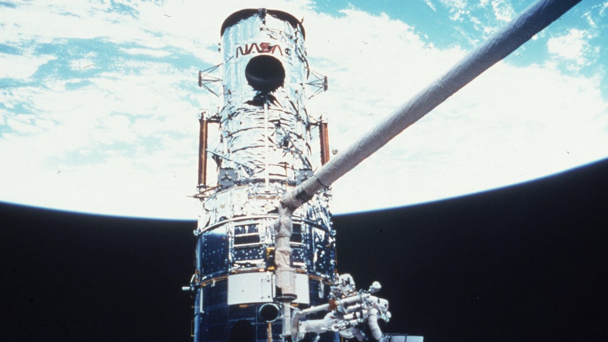 Il telescopio spaziale Hubble entra in orbita