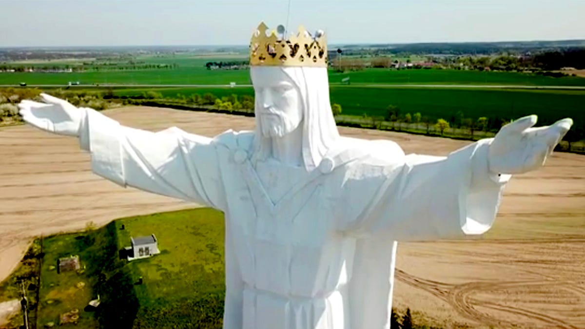 Статуя христа царя в польше