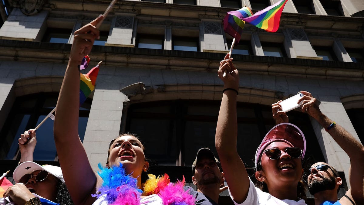 Hundreds Of Iowa Residents Protest Librarys Inclusion Of Lgbtq Books 