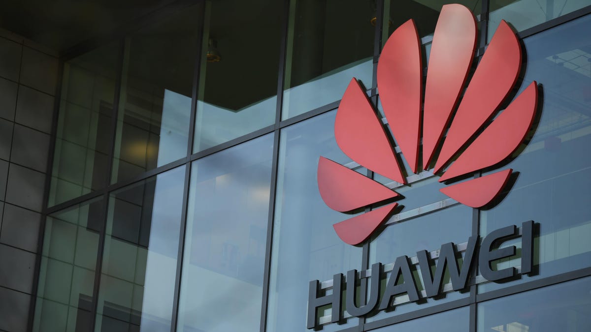 Trump Extends Executive Order Banning Huawei From Using U.S. Tech for Another Year thumbnail