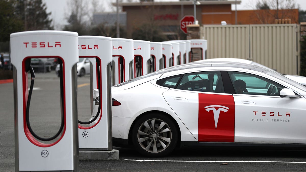 Algunos Tesla antiguos no cargan y la pantalla no funciona