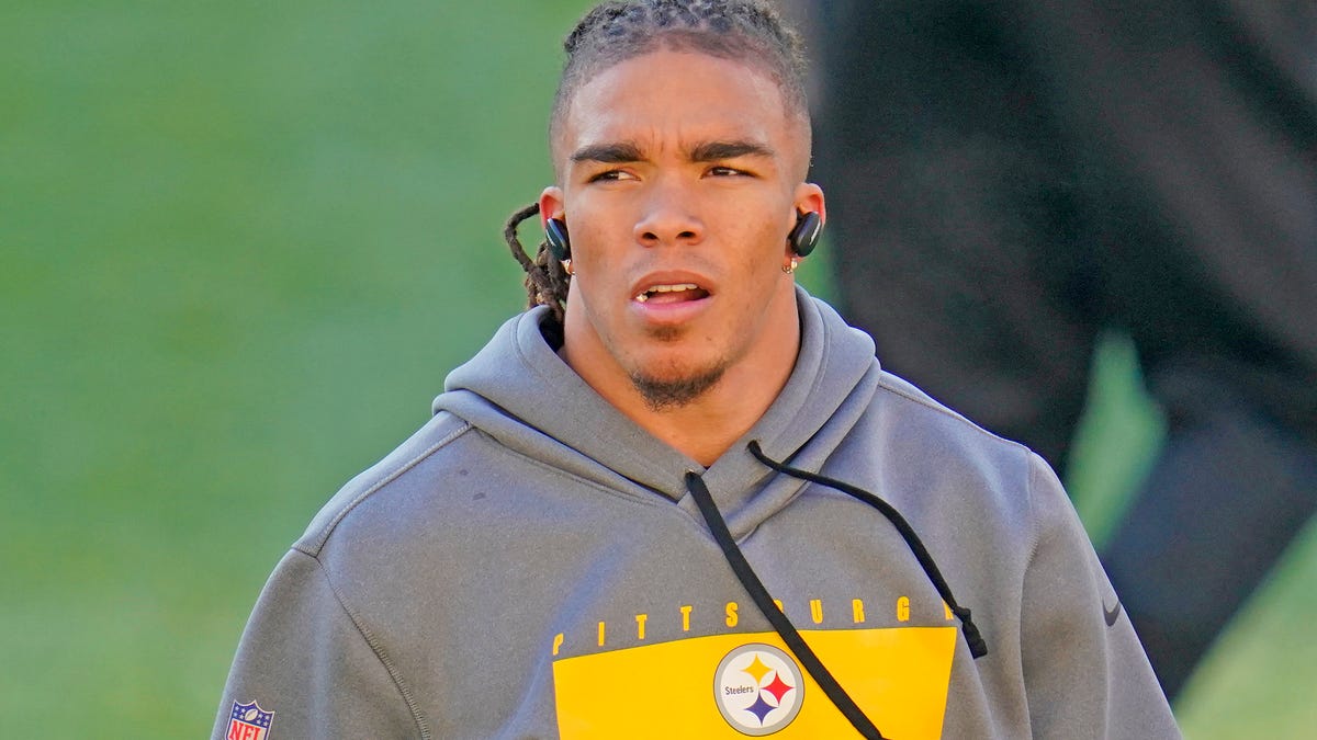 Chase Claypool banging in the bar as the side games of the Steelers wide receivers unfold