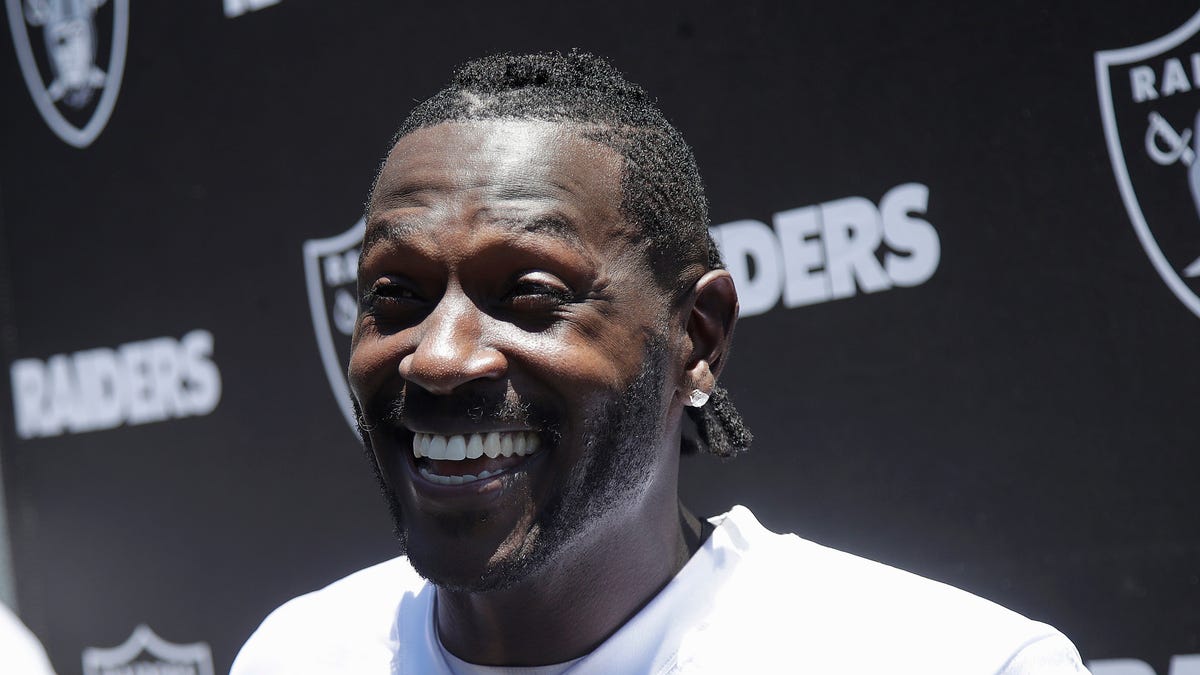 Antonio Brown's utterly ridiculous helmet drama blows up NFL Twitter