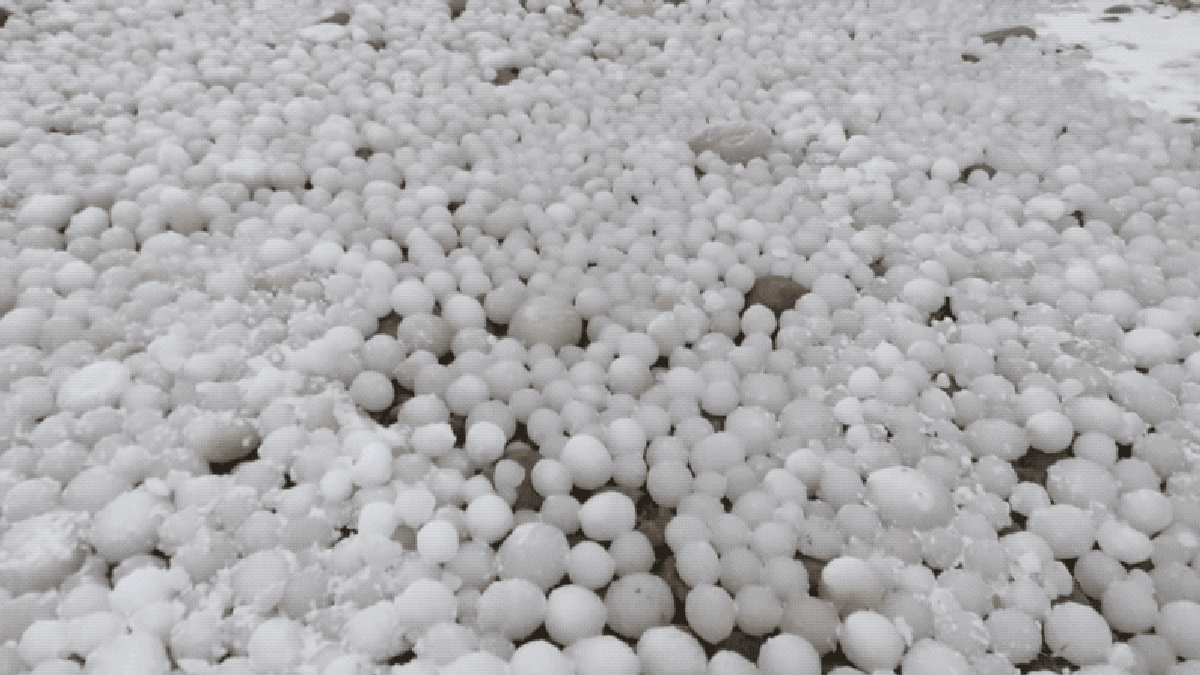 Una playa en Finlandia aparece cubierta de miles de esferas de hielo. Así se forman