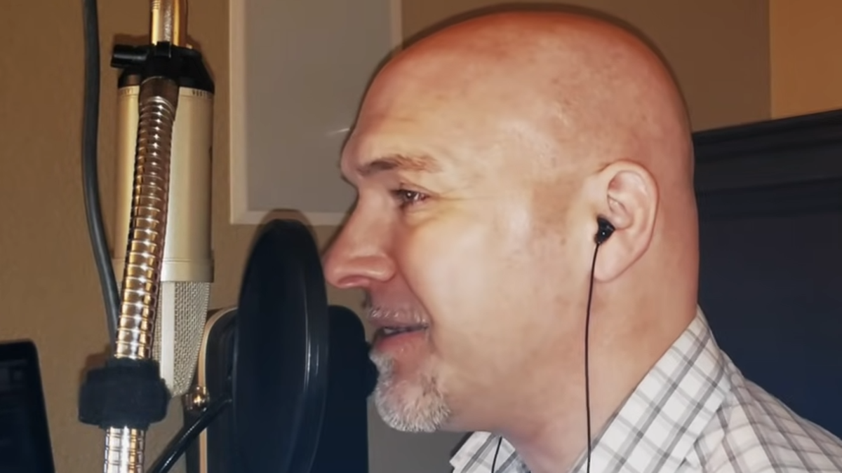 Man with world s lowest voice arrives to sing you his low song
