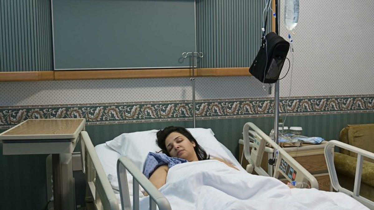 Девушка в палате больницы