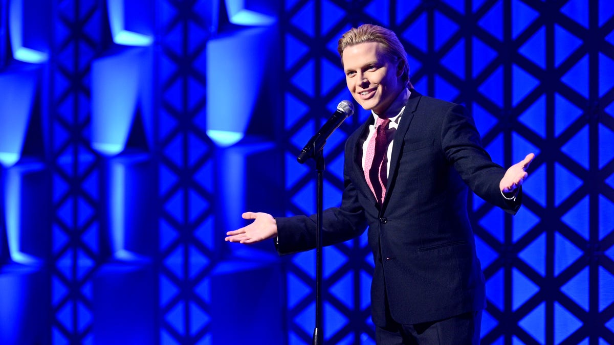 Ronan Farrow to Be Honored at the Women in Entertainment Gala