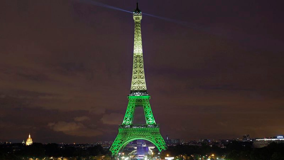 eiffel tower st patricks day