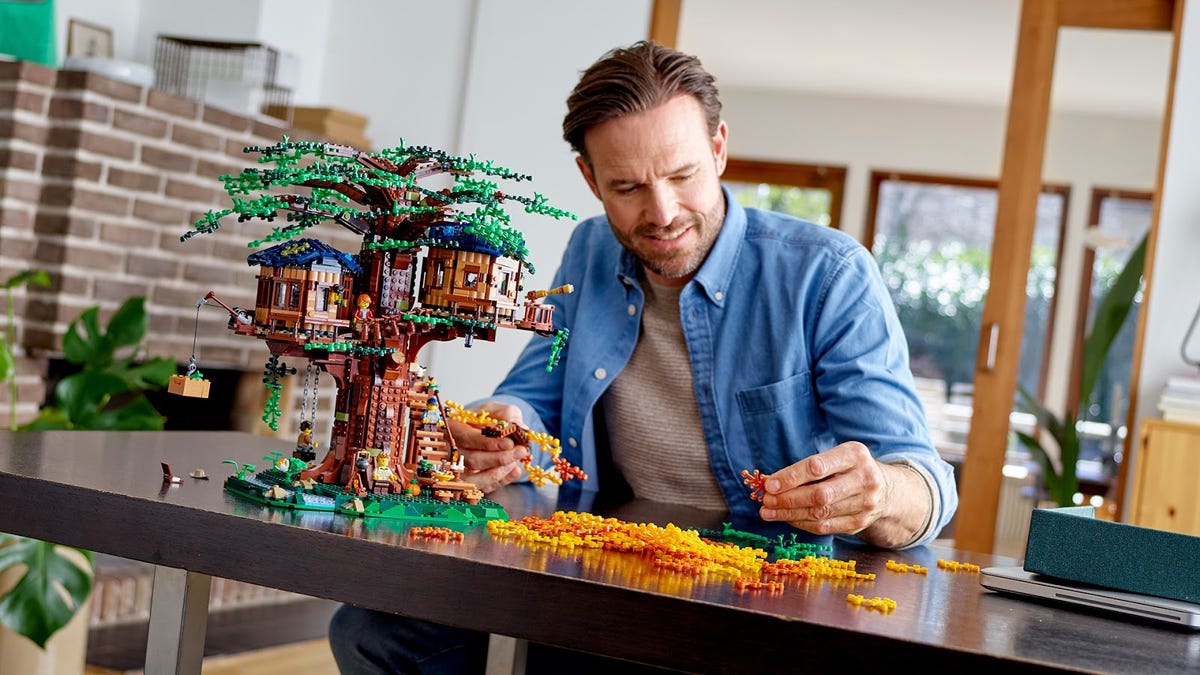 The New Lego Ideas Treehouse Has Leaves Made Of Real Plants