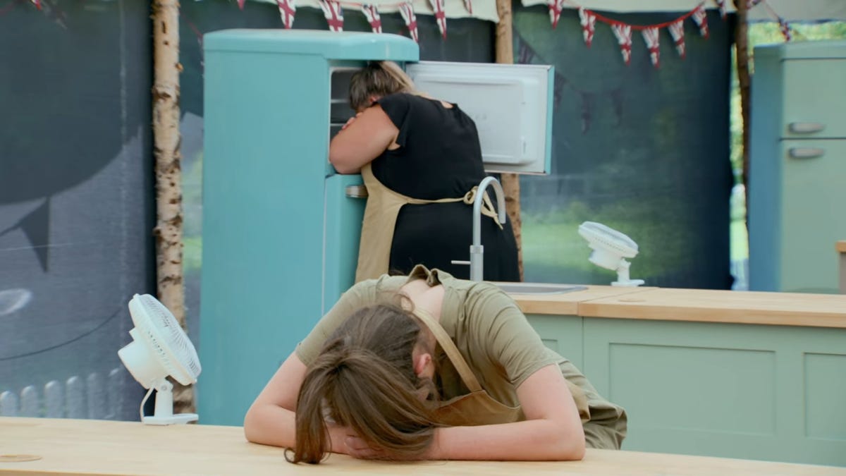 A Heat Wave Melts The Nostalgic Fun Of The Great British Baking Show S 1980 S Week