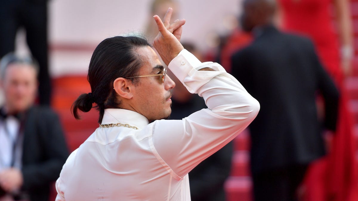 Salt Bae is Allegedly Using His Limp Wrist to Hide the Tip Jar