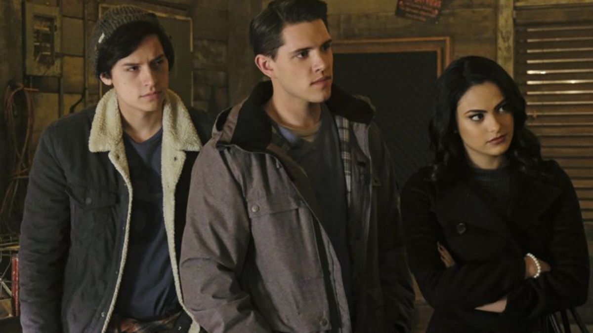 Riverdale Creator Teases Season 2 S Civil War