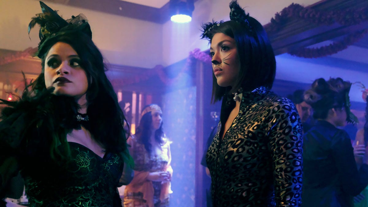 Mel Dares To Be Herself In Charmed S Halloween Episode