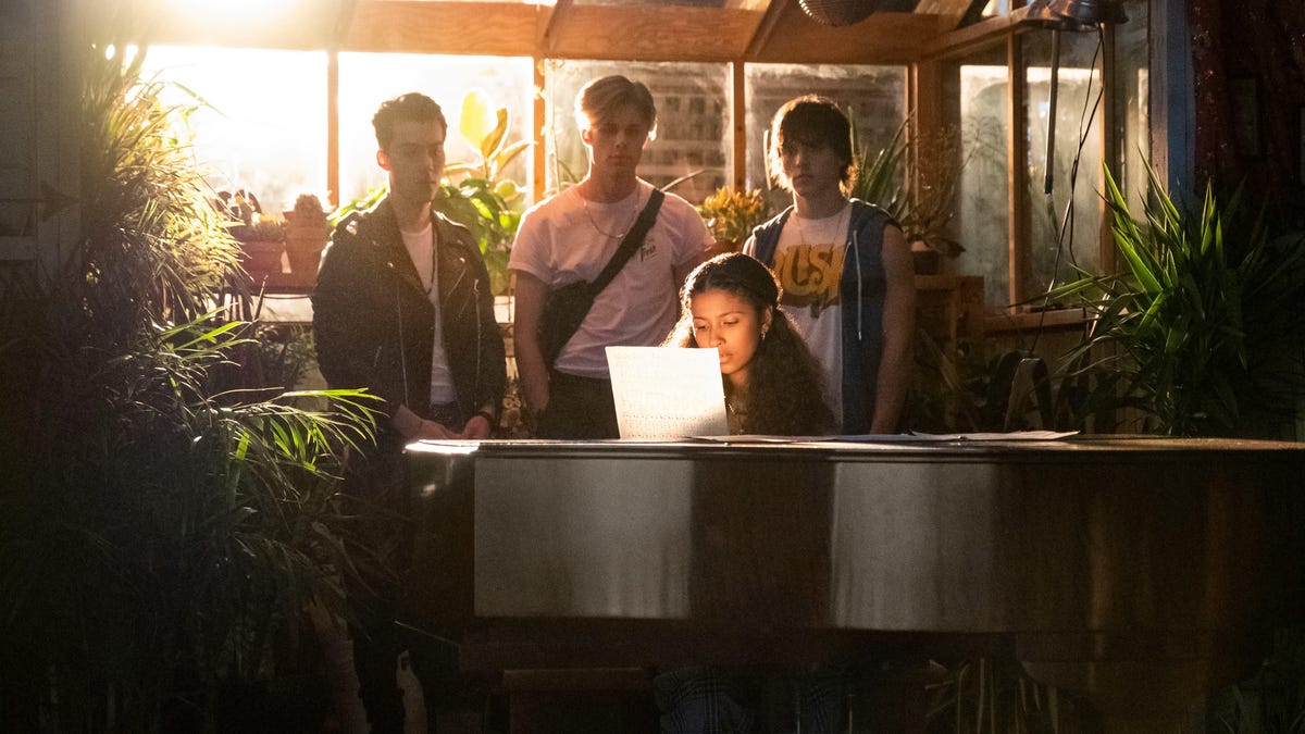 Julie And The Phantoms Review The New Series Hits Some High Notes