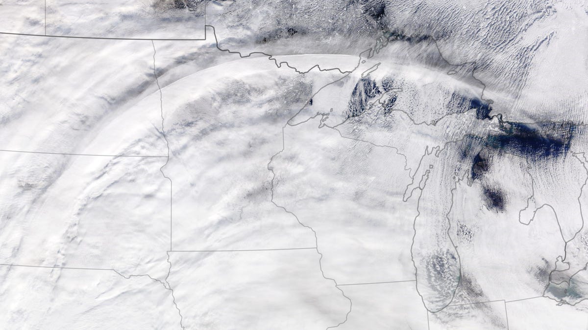 A Weirdly Perfect Cloud Curve Appeared Over the US
