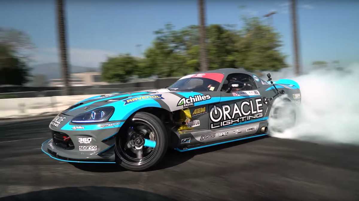 Can Your Car Do Fifth Gear Donuts This 1 350 Hp Dodge Viper Drift