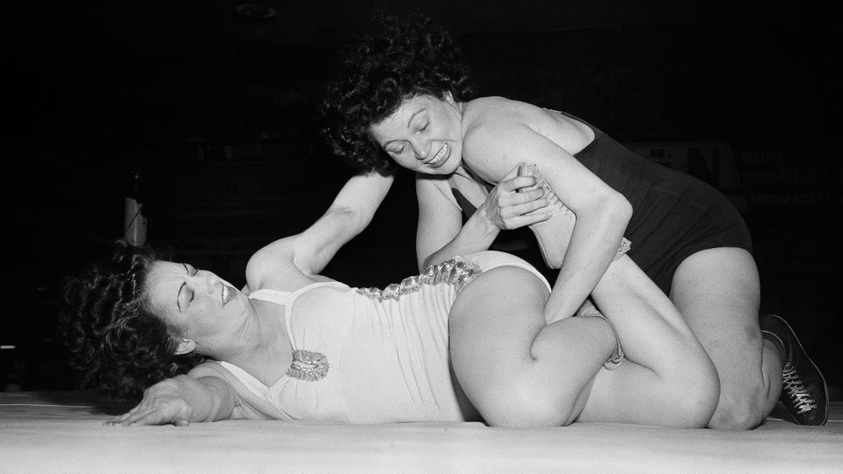 1940s Amateur Female Wrestling (Archival footage)