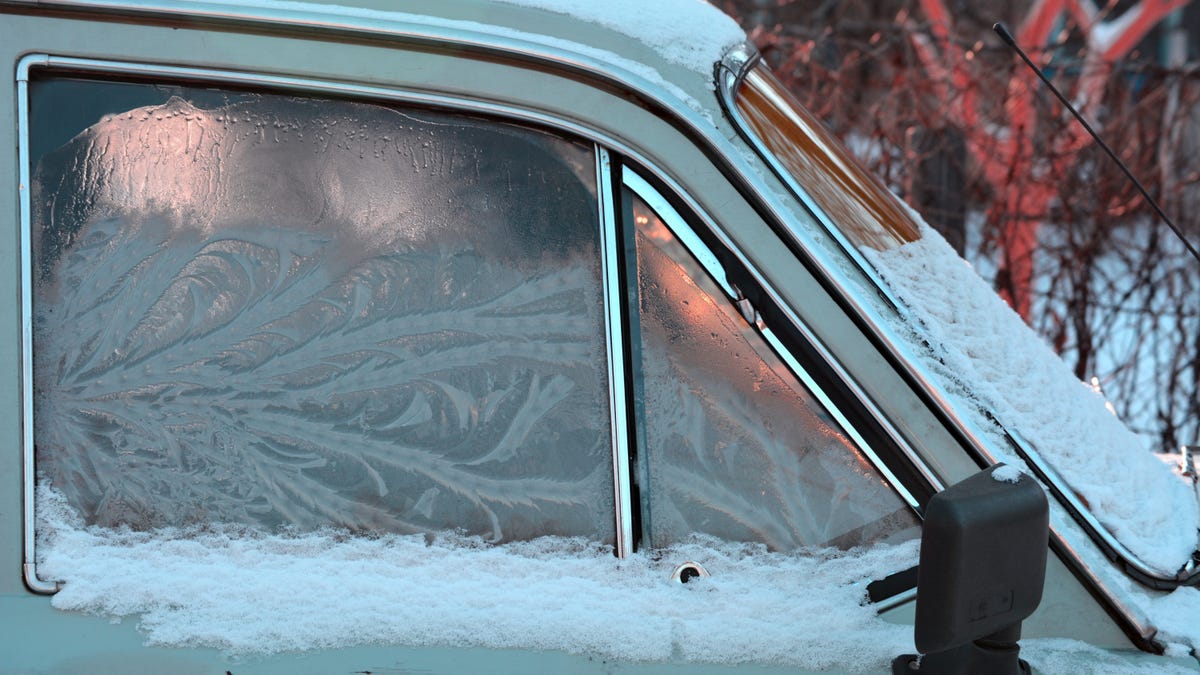 How To Prevent Your Windshield From Cracking This Winter