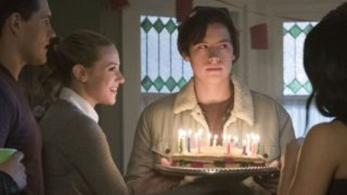 Jughead Bears His Heart And Head To Betty In This Week S Riverdale