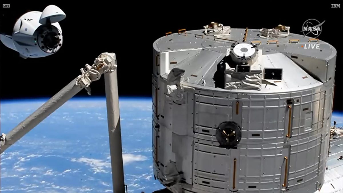 I detriti sono quasi entrati in collisione con SpaceX CrewDragon durante il trasporto degli astronauti alla Stazione Spaziale Internazionale