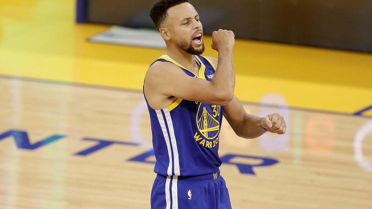 Steph Curry randomly dumpsters Acie Law, who did nothing to deserve this