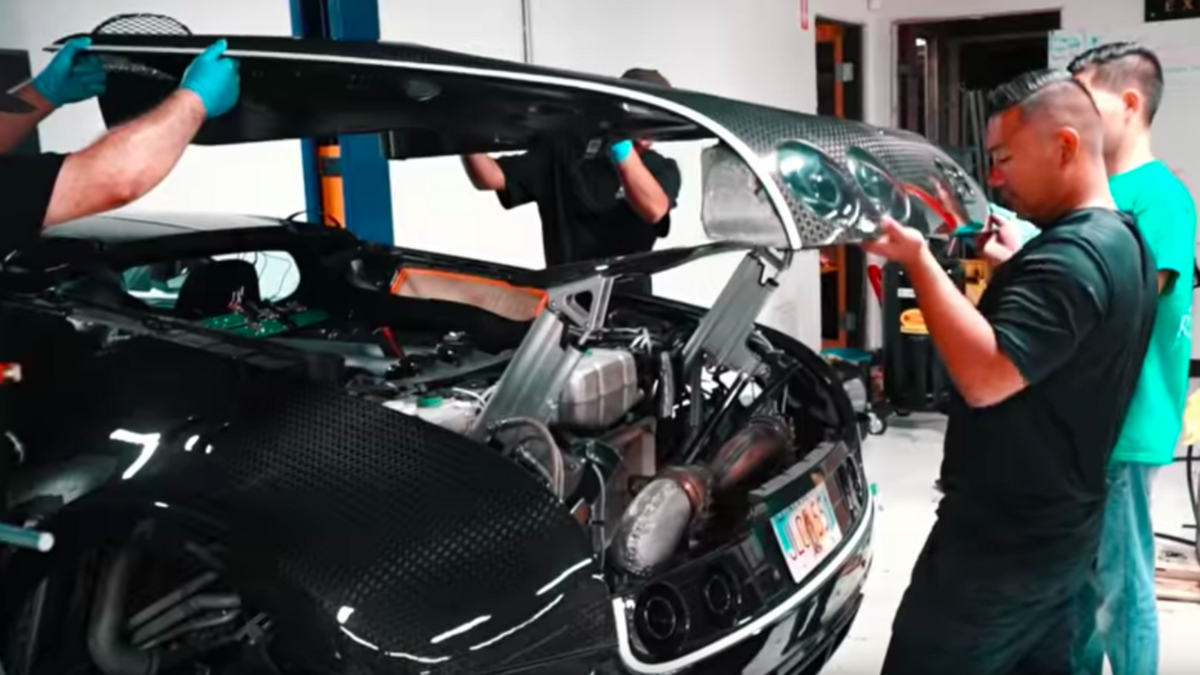 Changing The Oil In A Bugatti Veyron Is A Huge Pain In The Ass There's not one drain plug; changing the oil in a bugatti veyron is