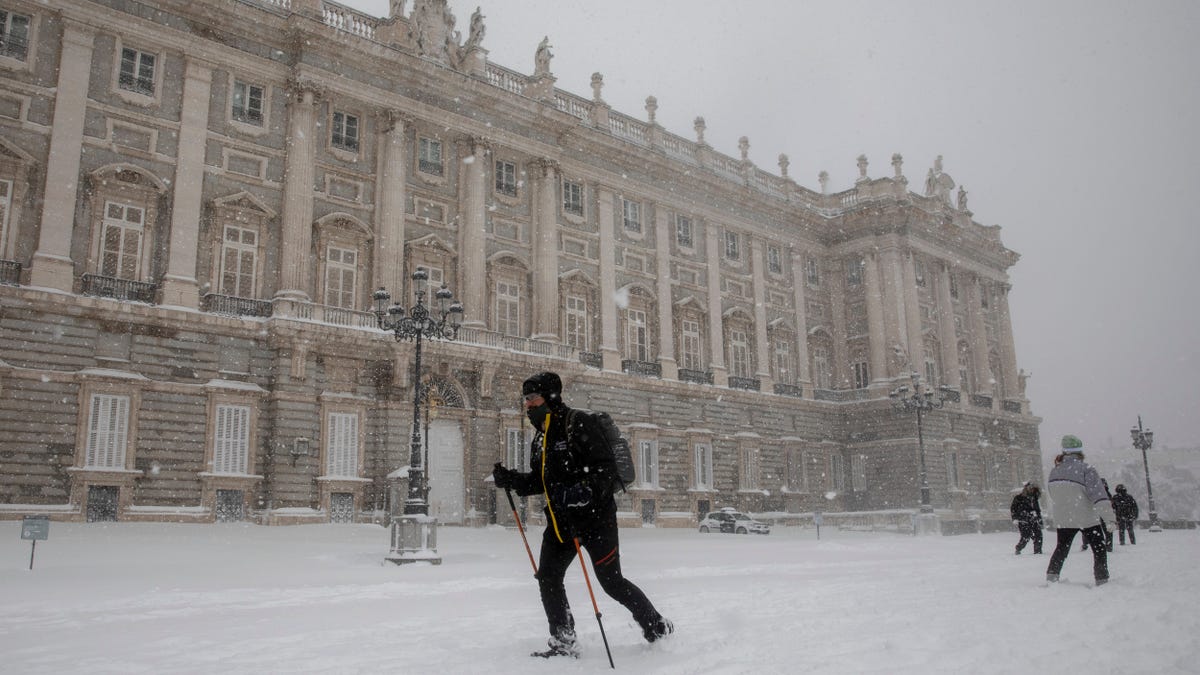 Spain's Worst Snowstorm in Decades Collapses Part of The Country