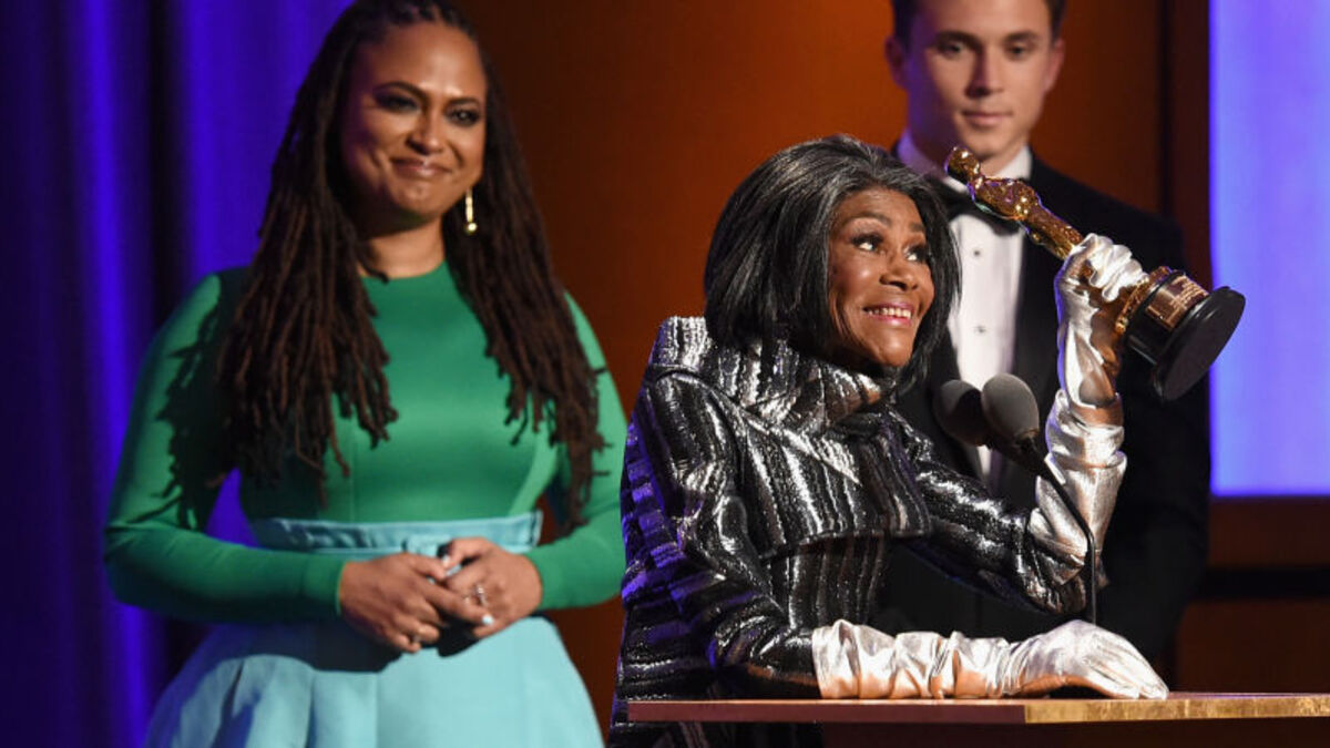Cicely Tyson Gets Her 1st Oscar at Age 93