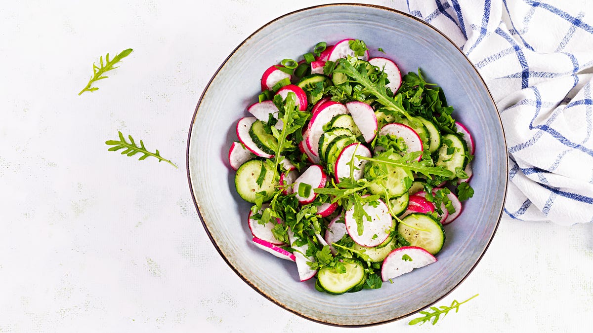 Sử dụng ít nước sốt salad hơn bằng cách thêm bột ngọt vào món salad
