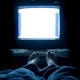 ilustracja do artykułu pt. czy zasypianie z włączonym telewizorem naprawdę jest dla ciebie takie złe?