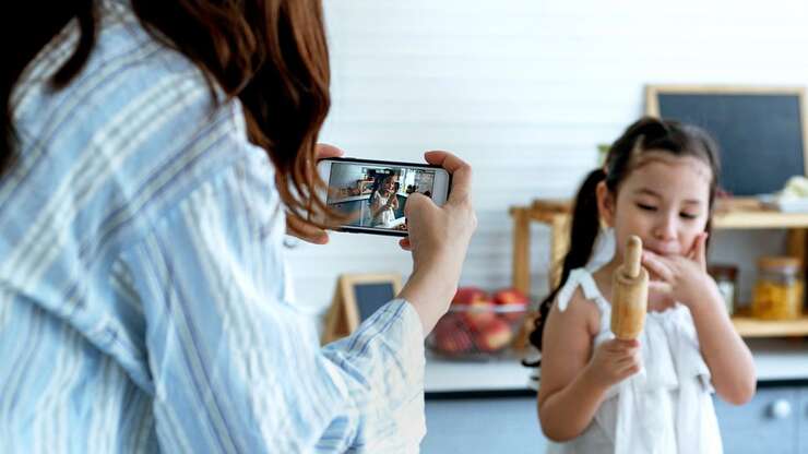 Image for Momfluencers Defend Using Their Children For Clicks