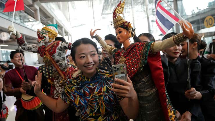 Image for Thailand receives the first Chinese visitors under a new visa-free policy to boost tourism
