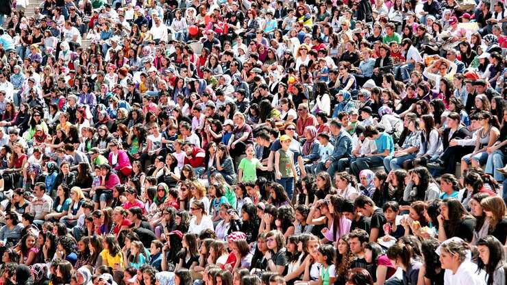 Image for Nation Demands World’s Tallest Man Give World’s Shortest Man A Piggyback Ride