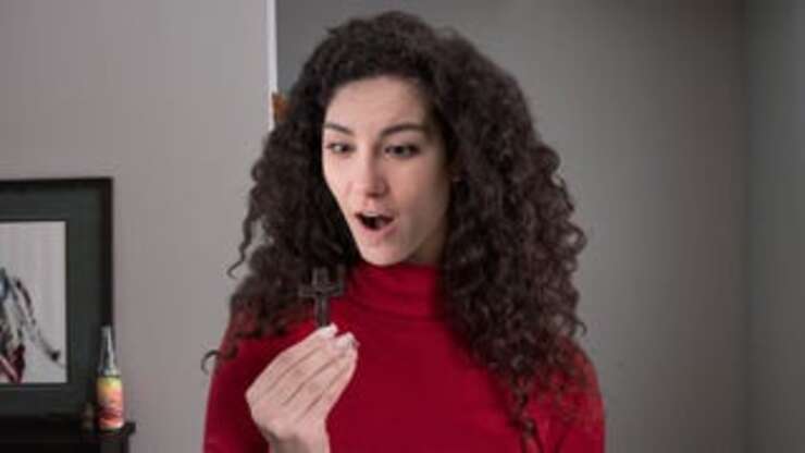 Image for Amazed Woman Sees Face Of Jesus On Crucifix