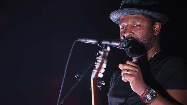 Image for Black Musician Blasts American Airlines for Assuming He Was Trafficking His Own Kids