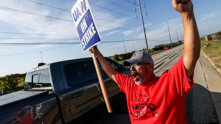 Image for Auto workers still have room to expand their strike against car makers. But they also face risks