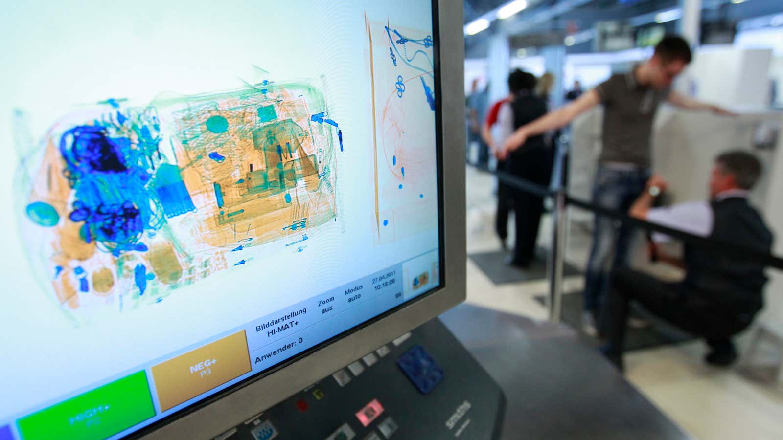 A picture shows the screen of a luggage scanner at the security check at Schoenefeld airport outside Berlin, April 27, 2011.    REUTERS/Thomas Peter (GERMANY – Tags: TRANSPORT CRIME LAW) – BM2E74R102W01