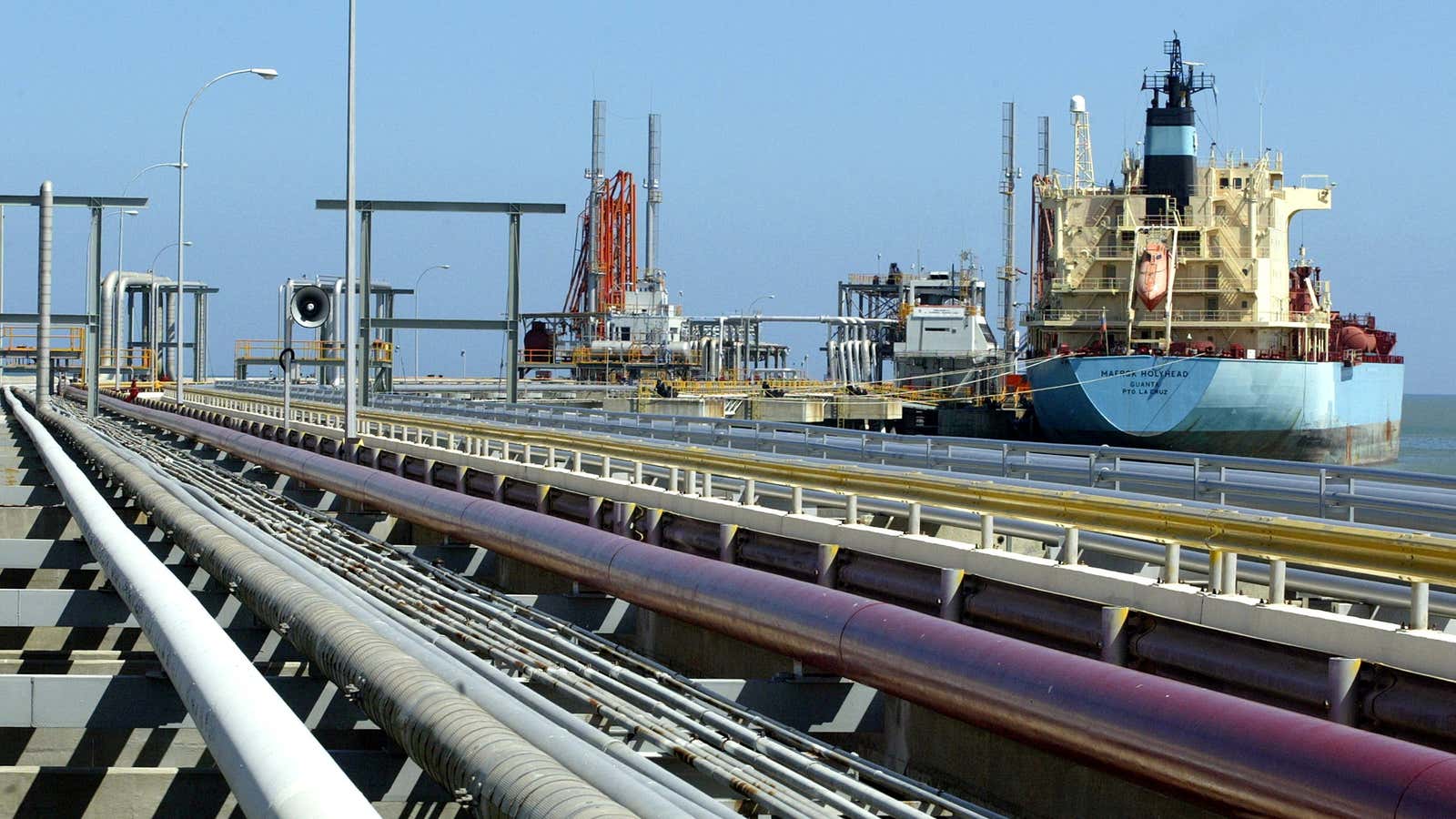 An oil tanker is loaded at Venezuela&#39;s Port Jose. 