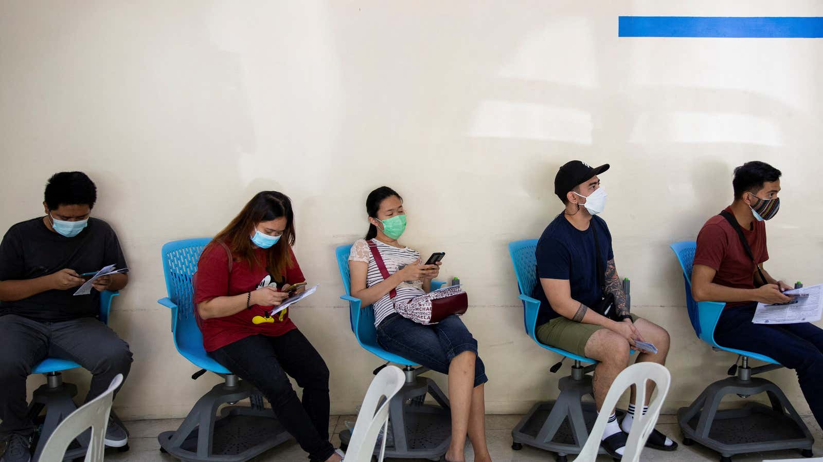Filipinos waiting in line for a vaccine booster.