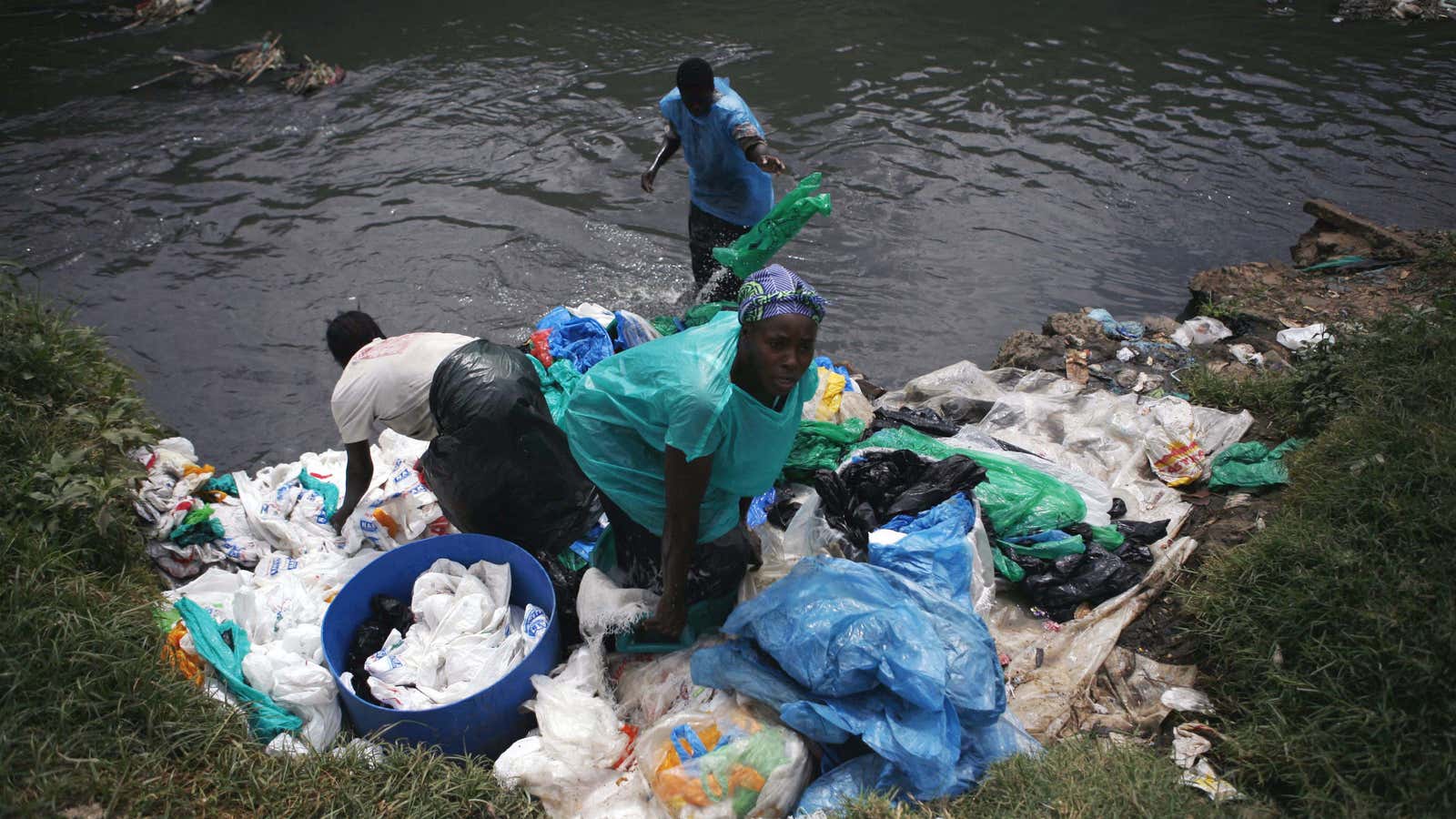 Marty Fielding Productie Evolueren Kenya has banned plastic bags, with penalties of up to $38,000 or four  years in jail