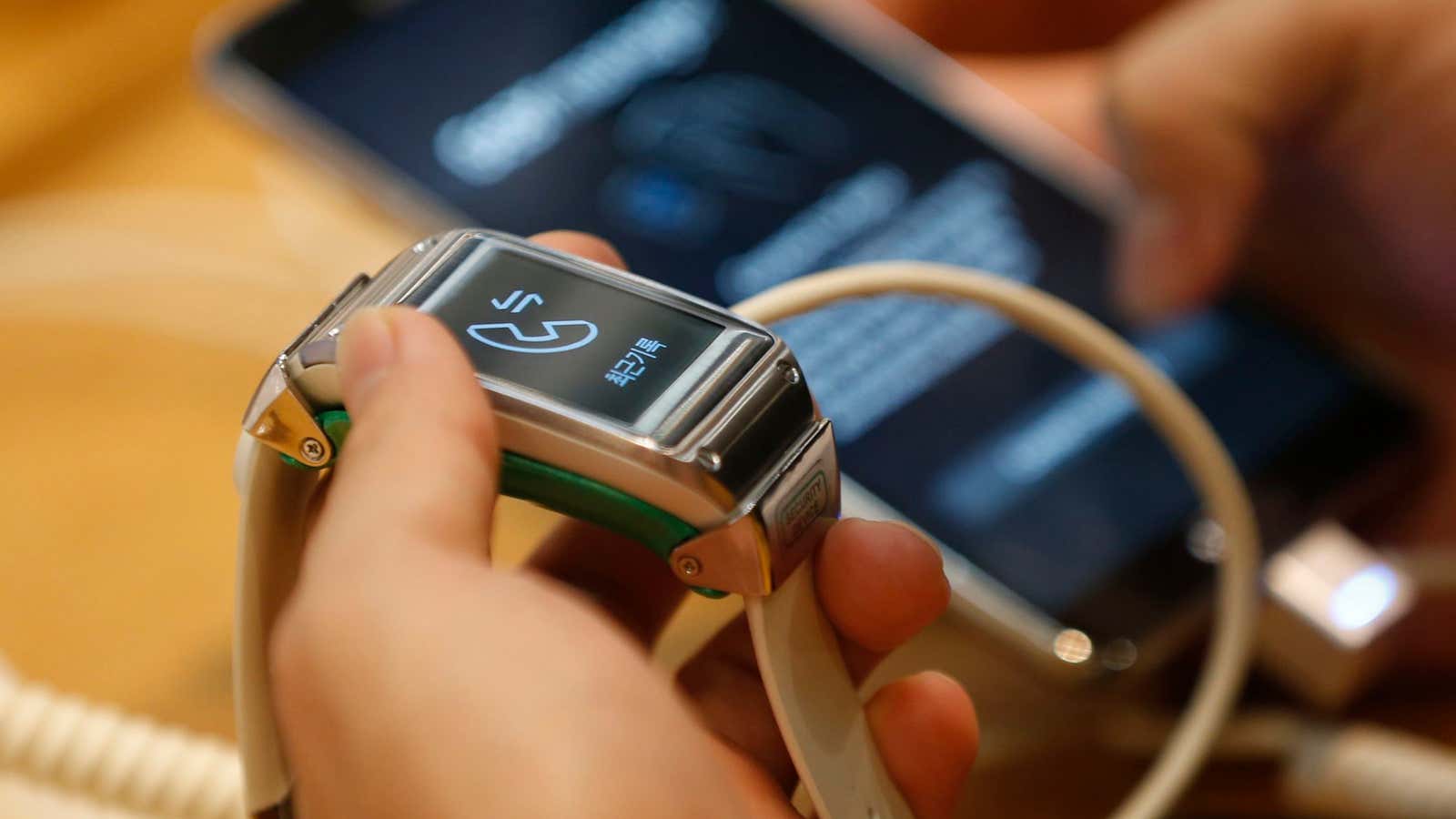 The Galaxy Gear beat Google to market, but hasn&#39;t beat battery life issues