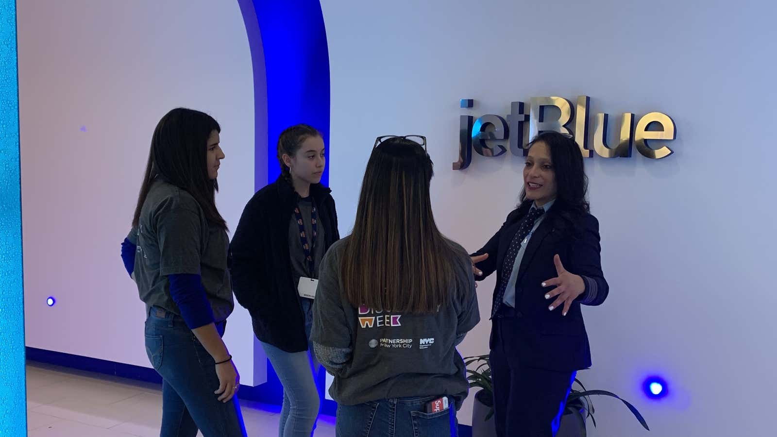Captain Roman-Amador, a pilot for JetBlue, chats with some Queens students.