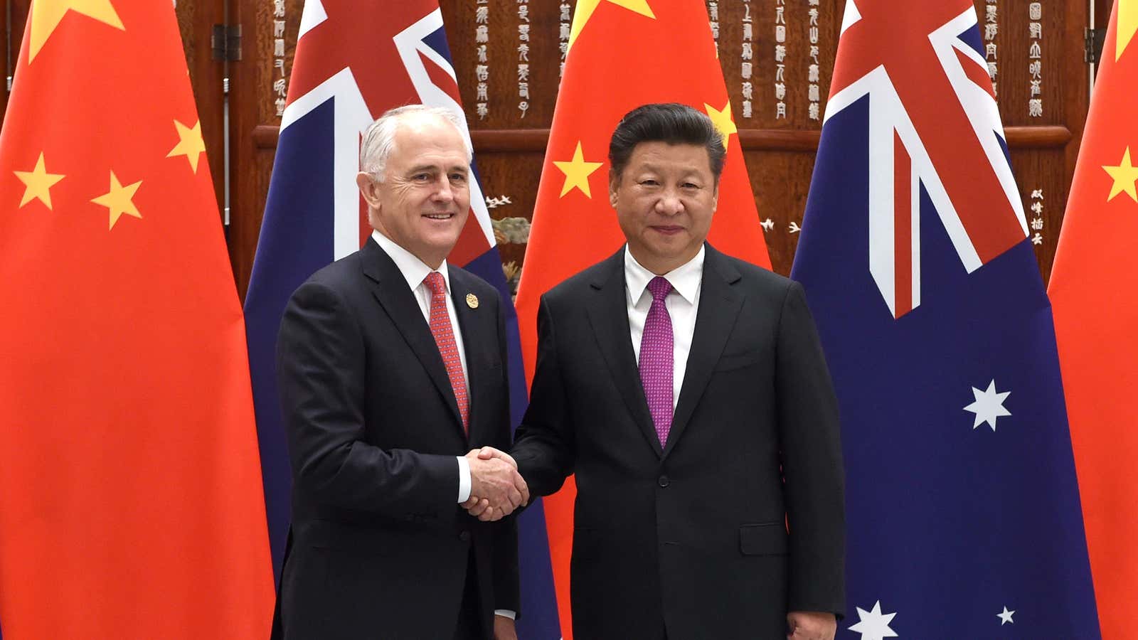 Australian Prime Minister Malcolm Turnbull, left, poses with Chinese President Xi Jinping for a photo at the West Lake State Guest House in Hangzhou, China,…