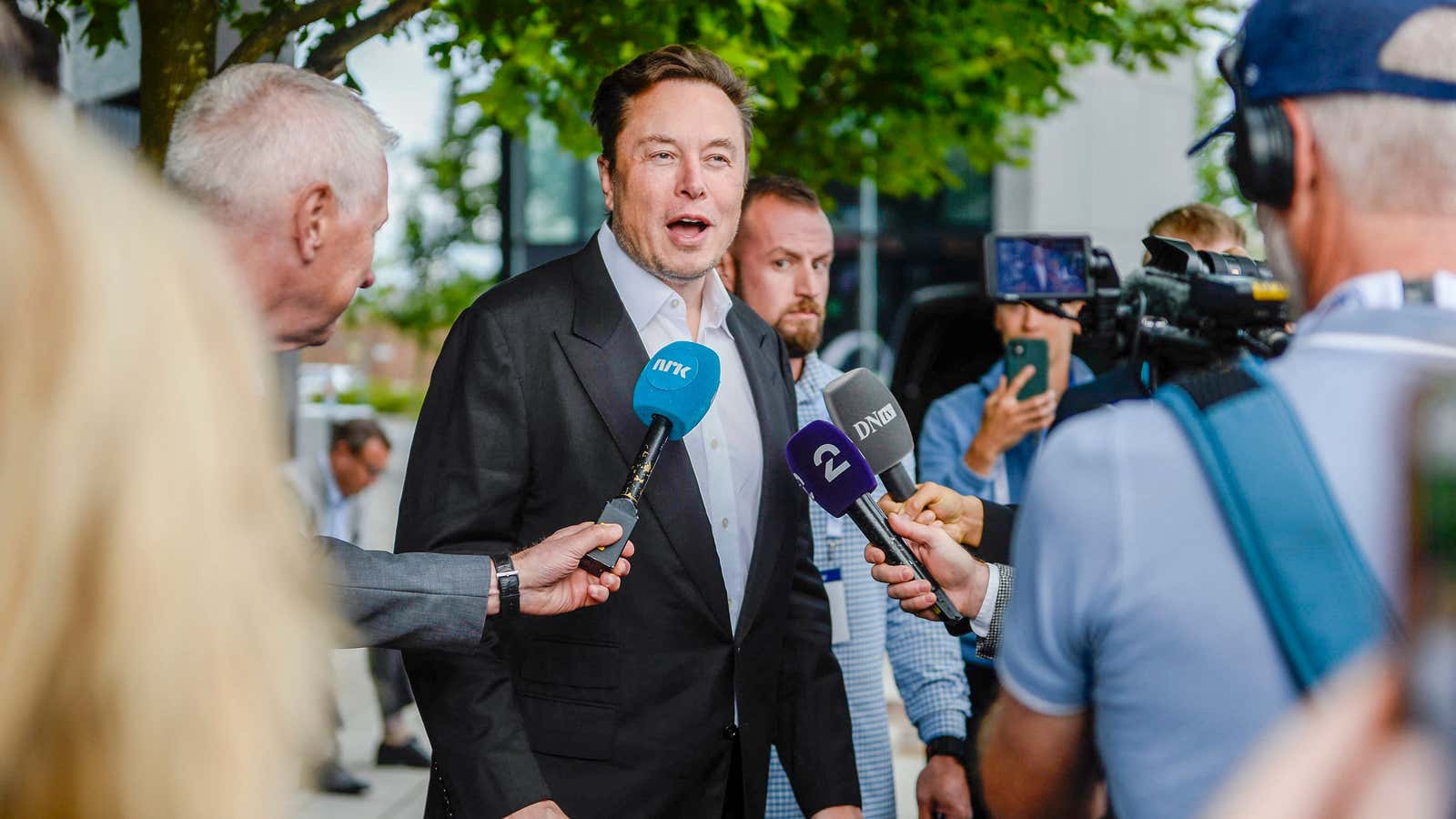 Judge gives Elon Musk and Twitter three weeks to close