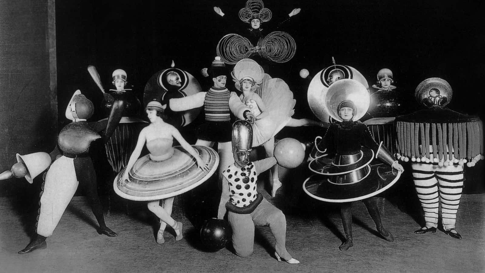 UNSPECIFIED – DECEMBER 19: Costums by Oskar Schlemmer (Bauhaus) for Ballet triadique, at Metropol theater in Berlin, photo by Ernst Schneider, 1926 (Photo by Apic/Getty…