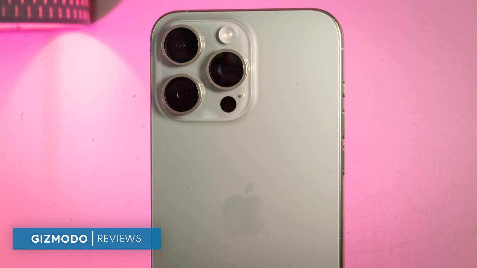 El Apple iPhone 15 Pro Max en titanio blanco.