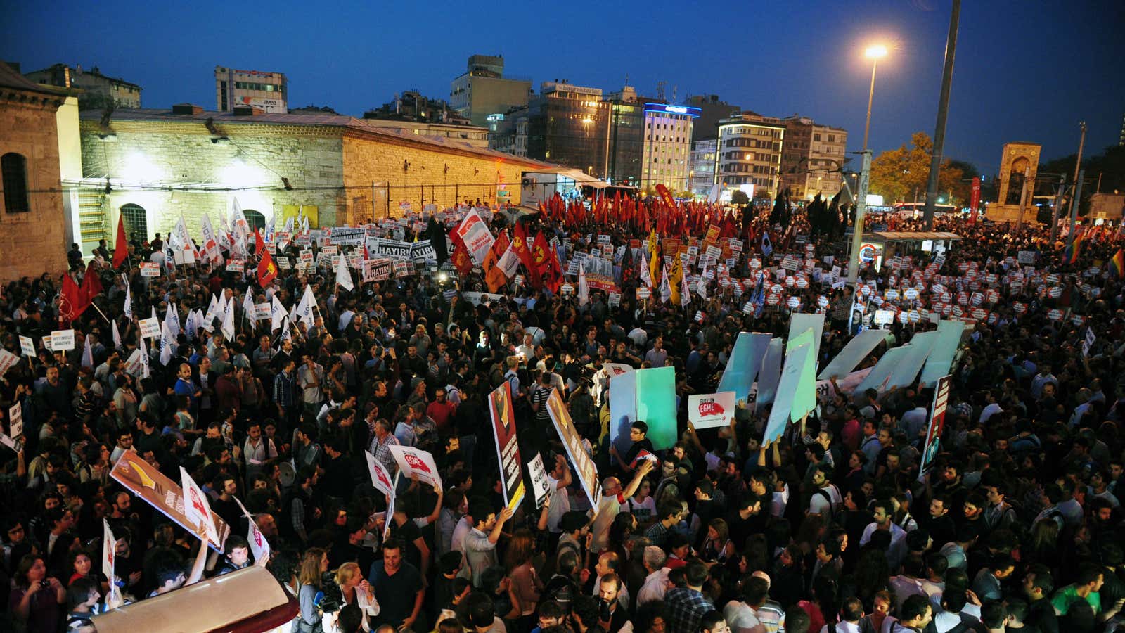 After deadly shelling on the Syria-Turkey border, protesters demonstrate against war.
